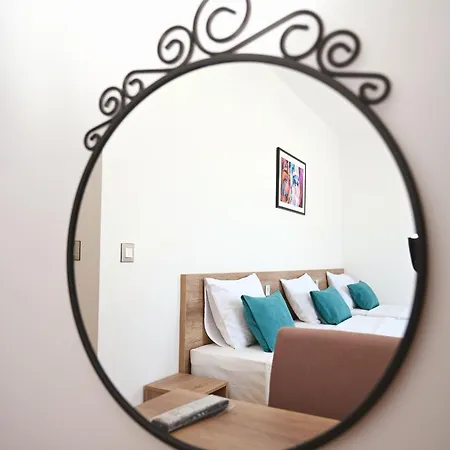 Dona, Altina Apartahotel