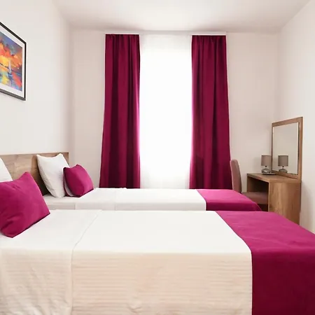 Dona, Altina Apartmanhotel 3*