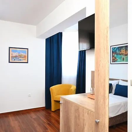 Dona, Altina Apartahotel