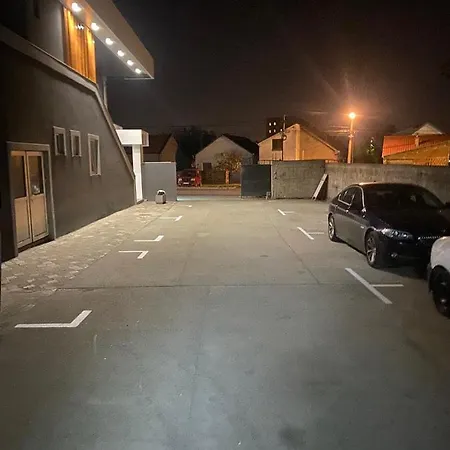 Dona, Altina Apartmanhotel