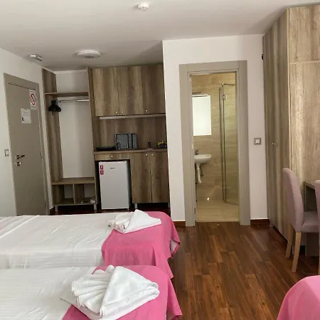 Dona, Altina Apartmanhotel